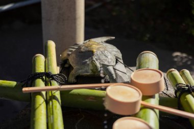 Tokyo 'daki Kameido Tenjin tapınağında bir çeşme. Yüksek kalite fotoğraf. Kouto Bölgesi Kameido Tokyo Japonya 01.12.2023 Tokyo 'da geleneksel bir bölgedir..