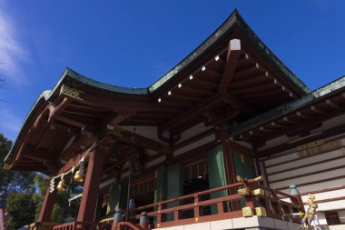 Tokyo 'daki Kameido Tenjin tapınağında bir tapınak. Yüksek kalite fotoğraf. Kouto Bölgesi Kameido Tokyo Japonya 01.12.2023 Tokyo 'da geleneksel bir bölgedir..