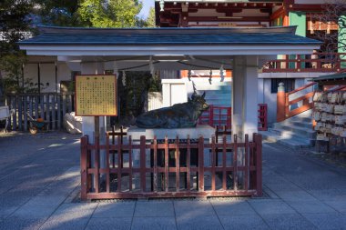 Kameido Tenjin tapınağında bir inek heykeli. Yüksek kalite fotoğraf. Kouto Bölgesi Kameido Tokyo Japonya 01.12.2023 Tokyo 'da geleneksel bir bölgedir..