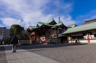 Tokyo 'daki Kameido Tenjin tapınağında bir tapınak. Yüksek kalite fotoğraf. Kouto Bölgesi Kameido Tokyo Japonya 01.12.2023 Tokyo 'da geleneksel bir bölgedir..