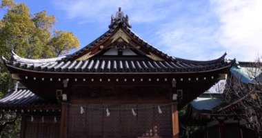 Tokyo 'daki Kameido Tenjin türbesi. Yüksek kalite 4K görüntü. Kouto Bölgesi Kameido Tokyo Japonya 01.12.2023 Tokyo 'da geleneksel bir bölgedir..