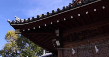 Tokyo 'daki Kameido Tenjin türbesi. Yüksek kalite 4K görüntü. Kouto Bölgesi Kameido Tokyo Japonya 01.12.2023 Tokyo 'da geleneksel bir bölgedir..