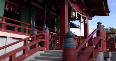 Tokyo 'daki Kameido Tenjin türbesi. Yüksek kalite 4K görüntü. Kouto Bölgesi Kameido Tokyo Japonya 01.12.2023 Tokyo 'da geleneksel bir bölgedir..