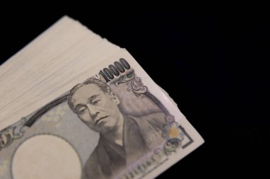 Japon eski banknotlarının bir sürü faturası kapanır. Yüksek kalite fotoğraf. 10.09.2024 Bu eski bir Japon para birimi.