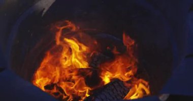 Şenlik ateşi standında yavaş yavaş yanan bir alev. Yüksek kalite 4K görüntü. Tsukuba Bölgesi Ibaraki Japonya 01.18.2025