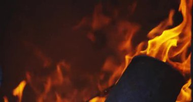 Şenlik ateşi standında yavaş yavaş yanan bir alev. Yüksek kalite 4K görüntü. Tsukuba Bölgesi Ibaraki Japonya 01.18.2025