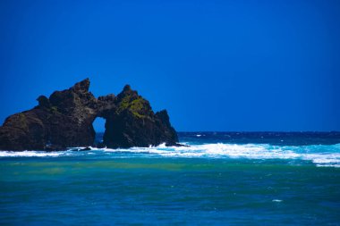 Mavi okyanusta tünel kaya uçurum . Amami oshima ilçesi Kagoşima Japonya - 05.21.2019 Bu kayanın adı Tursu kayası.