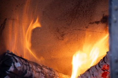 Ocağında kömür olan yanan bir alev. Yüksek kalite fotoğraf. Tsukuba Bölgesi Ibaraki Japonya 01.18.2025