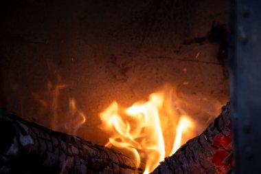 Ocağında kömür olan yanan bir alev. Yüksek kalite fotoğraf. Tsukuba Bölgesi Ibaraki Japonya 01.18.2025