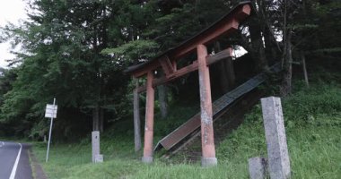 Japonya 'nın kırsal kesimindeki Torii dini girişi. Yüksek kalite 4K görüntü. Agatsuma bölgesi Nakanojo Gunma Japonya 07.23.2023