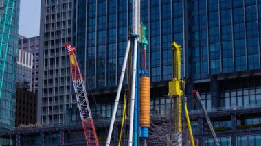 Tokyo 'da yapım aşamasındaki vinç zaman aşımı. Yüksek kalite 4K görüntü. Chiyoda bölgesi Marunouchi Tokyo 02.07.2025 Tokyo 'nun merkezidir.. 