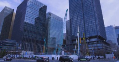 Tokyo sınır kapısındaki vinçler ve trafik geniş açıyla çekiliyor. Yüksek kalite 4K görüntü. Chiyoda bölgesi Marunouchi Tokyo 02.07.2025 Tokyo 'nun merkezidir.. 