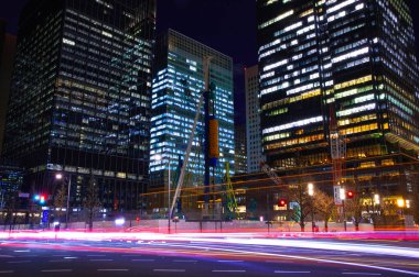 Tokyo 'daki trafik ve vinçler gece geniş açıyla çekiliyor. Yüksek kalite fotoğraf. Chiyoda bölgesi Marunouchi Tokyo 02.07.2025 Tokyo 'nun merkezidir.. 