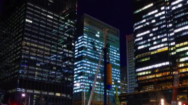 Marunouchi Tokyo 'daki inşaat halindeki vincin gece zaman çizelgesi. Yüksek kalite 4K görüntü. Chiyoda bölgesi Marunouchi Tokyo 02.07.2025 Tokyo 'nun merkezidir.. 
