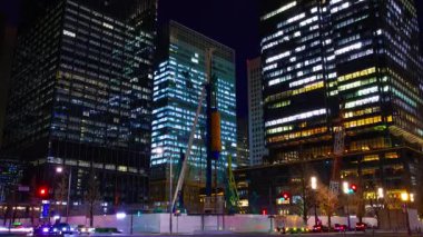 Marunouchi Tokyo 'daki inşaat halindeki vincin gece zaman çizelgesi. Yüksek kalite 4K görüntü. Chiyoda bölgesi Marunouchi Tokyo 02.07.2025 Tokyo 'nun merkezidir.. 
