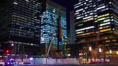 Marunouchi Tokyo 'daki inşaat halindeki vincin gece zaman çizelgesi. Yüksek kalite 4K görüntü. Chiyoda bölgesi Marunouchi Tokyo 02.07.2025 Tokyo 'nun merkezidir.. 