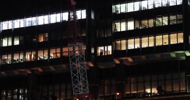 Geceleri Marunouchi Tokyo 'da inşaat halindeki turnalar. Yüksek kalite 4K görüntü. Chiyoda bölgesi Marunouchi Tokyo 02.07.2025 Tokyo 'nun merkezidir.. 