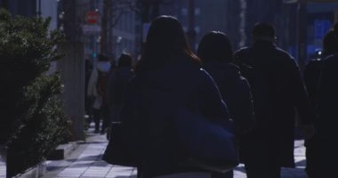 Tokyo 'daki iş kasabasında ağır çekimde yürüyen insanlar. Yüksek kalite 4K görüntü. Shinjuku Bölgesi Yotsuya Tokyo Japonya 02.14.2025 Tokyo 'nun merkezidir.. 