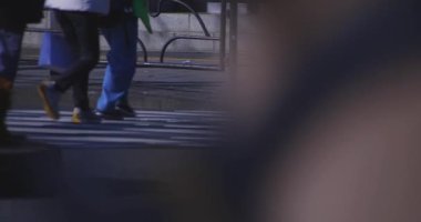 Tokyo 'daki iş kasabasında ağır çekimde yürüyen insanlar. Yüksek kalite 4K görüntü. Shinjuku Bölgesi Yotsuya Tokyo Japonya 02.14.2025 Tokyo 'nun merkezidir.. 