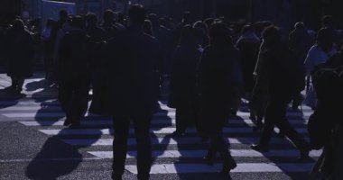 Tokyo 'daki iş kasabasında ağır çekimde yürüyen insanlar. Yüksek kalite 4K görüntü. Shinjuku Bölgesi Yotsuya Tokyo Japonya 02.14.2025 Tokyo 'nun merkezidir.. 