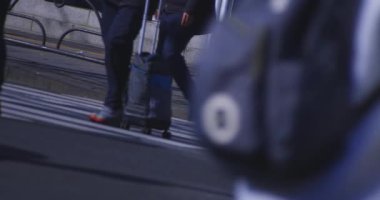 Tokyo 'daki iş kasabasında ağır çekimde yürüyen insanlar. Yüksek kalite 4K görüntü. Shinjuku Bölgesi Yotsuya Tokyo Japonya 02.14.2025 Tokyo 'nun merkezidir.. 