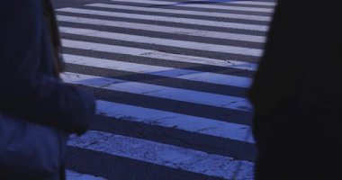 Tokyo 'daki iş kasabasında ağır çekimde yürüyen insanlar. Yüksek kalite 4K görüntü. Shinjuku Bölgesi Yotsuya Tokyo Japonya 02.14.2025 Tokyo 'nun merkezidir.. 