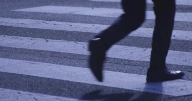 Tokyo 'daki iş kasabasında ağır çekimde yürüyen insanlar. Yüksek kalite 4K görüntü. Shinjuku Bölgesi Yotsuya Tokyo Japonya 02.14.2025 Tokyo 'nun merkezidir.. 