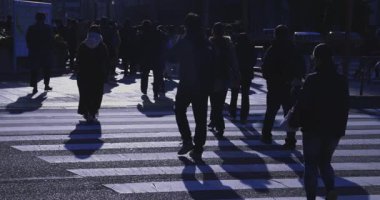 Tokyo 'daki iş kasabasında ağır çekimde yürüyen insanlar. Yüksek kalite 4K görüntü. Shinjuku Bölgesi Yotsuya Tokyo Japonya 02.14.2025 Tokyo 'nun merkezidir.. 
