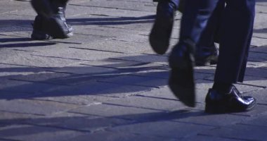 Tokyo 'daki iş kasabasında ağır çekimde yürüyen insanlar. Yüksek kalite 4K görüntü. Shinjuku Bölgesi Yotsuya Tokyo Japonya 02.14.2025 Tokyo 'nun merkezidir.. 