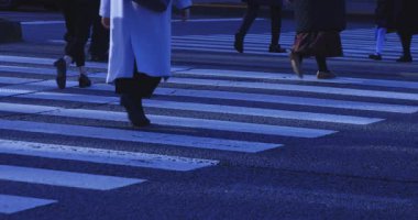 Tokyo 'daki iş kasabasında ağır çekimde yürüyen insanlar. Yüksek kalite 4K görüntü. Shinjuku Bölgesi Yotsuya Tokyo Japonya 02.14.2025 Tokyo 'nun merkezidir.. 