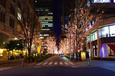 Tokyo 'daki iş kasabasında aydınlatılmış bir gece. Yüksek kalite fotoğraf. Chiyoda bölgesi Otemachi Tokyo Japonya 01.16.2025 Tokyo 'nun merkezidir.. 