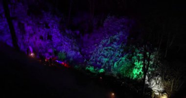 Geceleri Ashigakubo Yokoze Saitama 'da renkli buz saçakları manzarası. Yüksek kalite 4K görüntü. Chichibu bölgesi Yokoze Saitama Japonya 01.23.2025