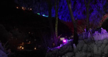 Geceleri Ashigakubo Yokoze Saitama 'da renkli buz saçakları manzarası. Yüksek kalite 4K görüntü. Chichibu bölgesi Yokoze Saitama Japonya 01.23.2025