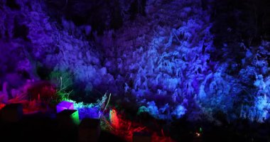 Geceleri Ashigakubo Yokoze Saitama 'da renkli buz saçakları manzarası. Yüksek kalite 4K görüntü. Chichibu bölgesi Yokoze Saitama Japonya 01.23.2025