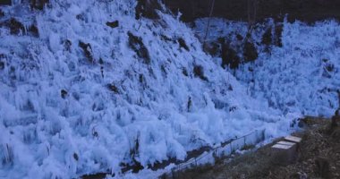 Kışın Ashigakubo Saitama 'da güzel buz saçakları manzarası. Yüksek kalite 4K görüntü. Chichibu bölgesi Yokoze Saitama Japonya 01.23.2025