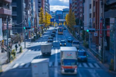 Sonbaharda Gingko Tree Caddesi 'ndeki minyatür trafik sıkışıklığının fotoğrafı. Yüksek kalite fotoğraf. Toshima Bölgesi Ikebukuro Tokyo Japonya 12.12.2024 Sonbaharda Tokyo 'nun merkezidir..