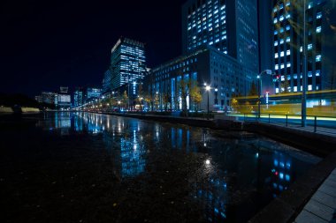 Gingko Tree Caddesi 'ndeki trafik sıkışıklığının gece fotoğrafı. Yüksek kalite fotoğraf. Chiyoda bölgesi Otemachi Tokyo 04.04.2025 Tokyo 'nun merkezidir.. 