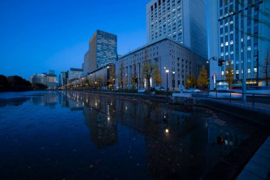 Gingko Tree caddesinde karanlık bir trafik sıkışıklığı. Yüksek kalite fotoğraf. Chiyoda bölgesi Otemachi Tokyo 04.04.2025 Tokyo 'nun merkezidir.. 