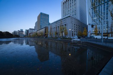 Gingko Tree caddesinde karanlık bir trafik sıkışıklığı. Yüksek kalite fotoğraf. Chiyoda bölgesi Otemachi Tokyo 04.04.2025 Tokyo 'nun merkezidir.. 