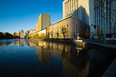 Gingko Tree caddesinde karanlık bir trafik sıkışıklığı. Yüksek kalite fotoğraf. Chiyoda bölgesi Otemachi Tokyo 04.04.2025 Tokyo 'nun merkezidir.. 