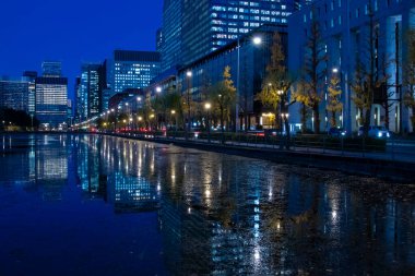 İş yerindeki Gingko Tree Caddesi 'ndeki trafik sıkışıklığının gece fotoğrafı. Yüksek kalite fotoğraf. Chiyoda bölgesi Otemachi Tokyo 04.04.2025 Tokyo 'nun merkezidir.. 
