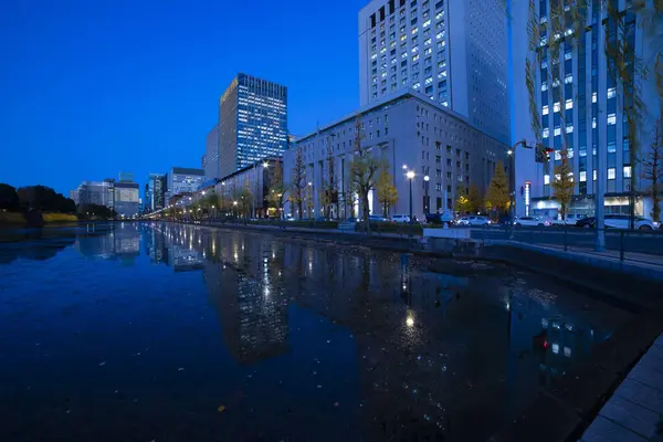 Gingko Tree Caddesi 'ndeki trafik sıkışıklığının gece fotoğrafı. Yüksek kalite fotoğraf. Chiyoda bölgesi Otemachi Tokyo 04.04.2025 Tokyo 'nun merkezidir.. 