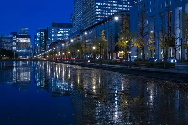 İş yerindeki Gingko Tree Caddesi 'ndeki trafik sıkışıklığının gece fotoğrafı. Yüksek kalite fotoğraf. Chiyoda bölgesi Otemachi Tokyo 04.04.2025 Tokyo 'nun merkezidir.. 