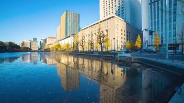 Otemachi Tokyo 'daki Ginggko Tree Caddesi' nde trafik sıkışıklığının alacakaranlık zamanı. Yüksek kalite 4K görüntü. Chiyoda bölgesi Otemachi Tokyo 04.04.2025 Tokyo 'nun merkezidir.. 