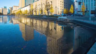 Otemachi Tokyo 'daki Ginggko Tree Caddesi' nde trafik sıkışıklığının alacakaranlık zamanı. Yüksek kalite 4K görüntü. Chiyoda bölgesi Otemachi Tokyo 04.04.2025 Tokyo 'nun merkezidir.. 