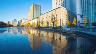 Otemachi Tokyo 'daki Ginggko Tree Caddesi' nde trafik sıkışıklığının alacakaranlık zamanı. Yüksek kalite 4K görüntü. Chiyoda bölgesi Otemachi Tokyo 04.04.2025 Tokyo 'nun merkezidir.. 