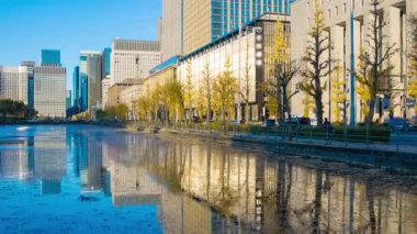 Otemachi Tokyo 'daki Ginggko Tree Caddesi' nde trafik sıkışıklığının alacakaranlık zamanı. Yüksek kalite 4K görüntü. Chiyoda bölgesi Otemachi Tokyo 04.04.2025 Tokyo 'nun merkezidir.. 