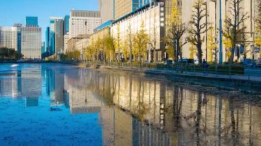 Otemachi Tokyo 'daki Ginggko Tree Caddesi' nde trafik sıkışıklığının alacakaranlık zamanı. Yüksek kalite 4K görüntü. Chiyoda bölgesi Otemachi Tokyo 04.04.2025 Tokyo 'nun merkezidir.. 