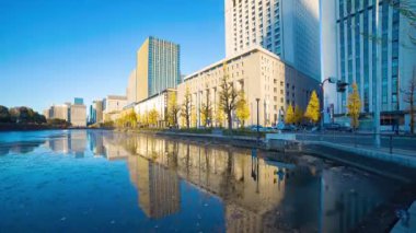 Otemachi Tokyo 'daki Ginggko Tree Caddesi' nde trafik sıkışıklığının alacakaranlık zamanı. Yüksek kalite 4K görüntü. Chiyoda bölgesi Otemachi Tokyo 04.04.2025 Tokyo 'nun merkezidir.. 