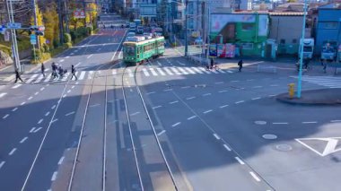 Gingko ağacı kavşağında bir tramvay ve araç zaman çizelgesi. Yüksek kalite 4K görüntü. Kita bölgesi Ouji Tokyo Japonya 12.12.2024
